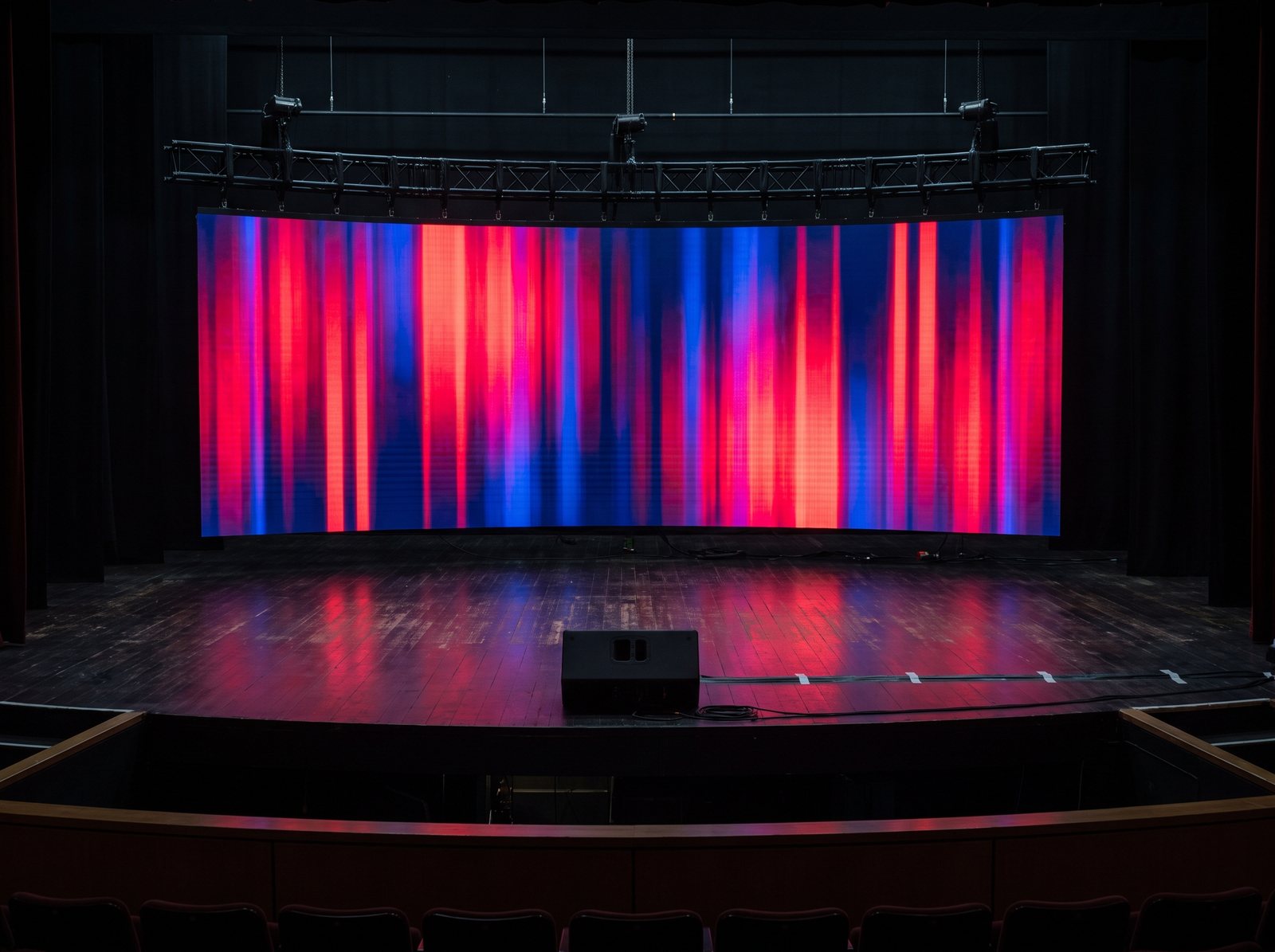 LED-wand aan een truss boven een theaterpodium