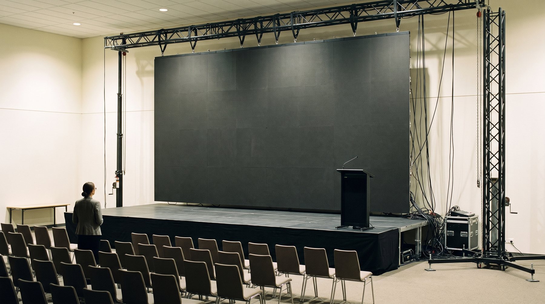LED-wand achter een podium met lessenaar in een lege presentatiezaal
